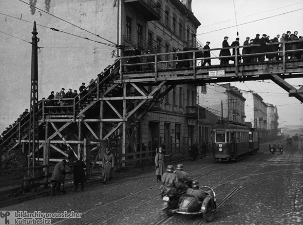 The Bridge on Kirchenplatz Connecting Two Parts of the Lodz Ghetto (1940/41)
